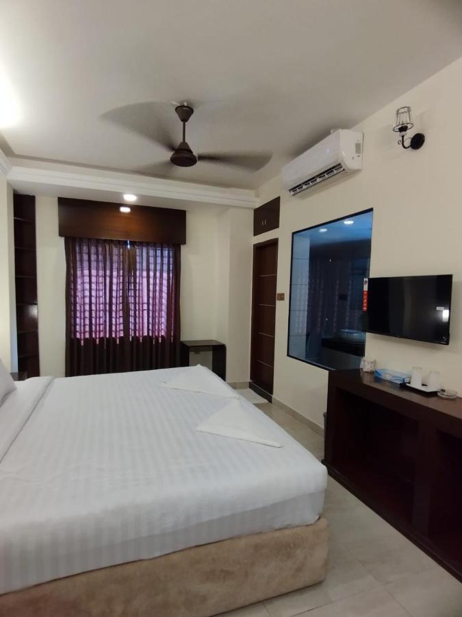 White Park Hotel & Suites Chittagong Buitenkant foto