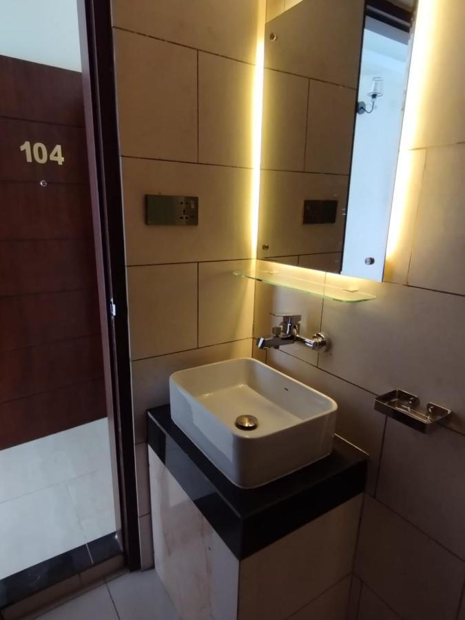 White Park Hotel & Suites Chittagong Buitenkant foto