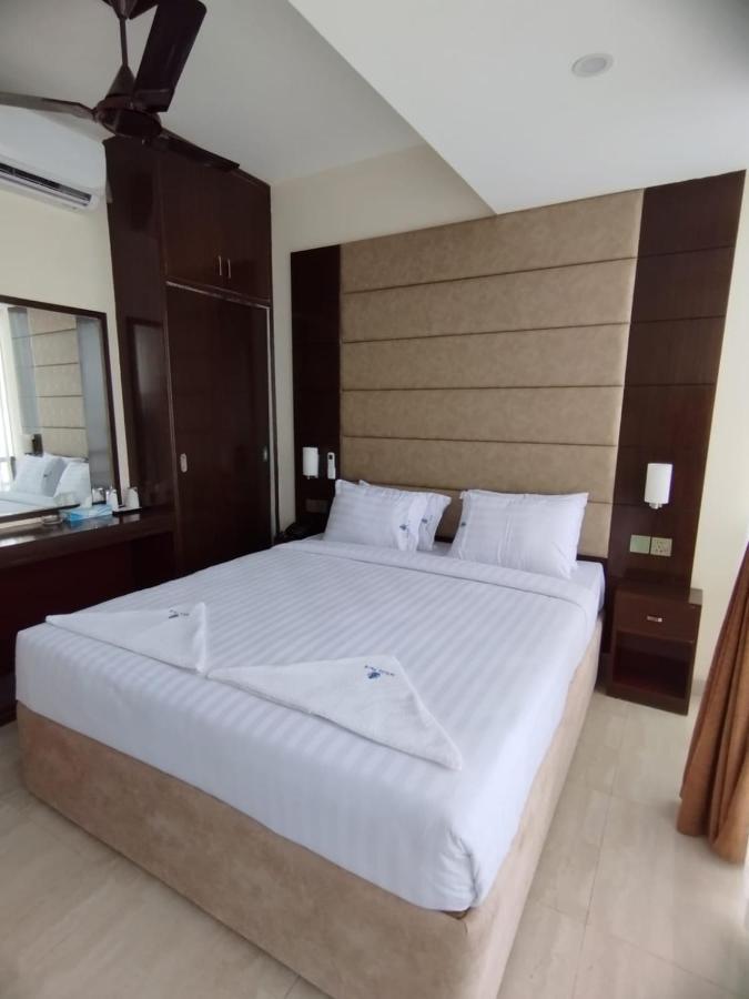 White Park Hotel & Suites Chittagong Buitenkant foto