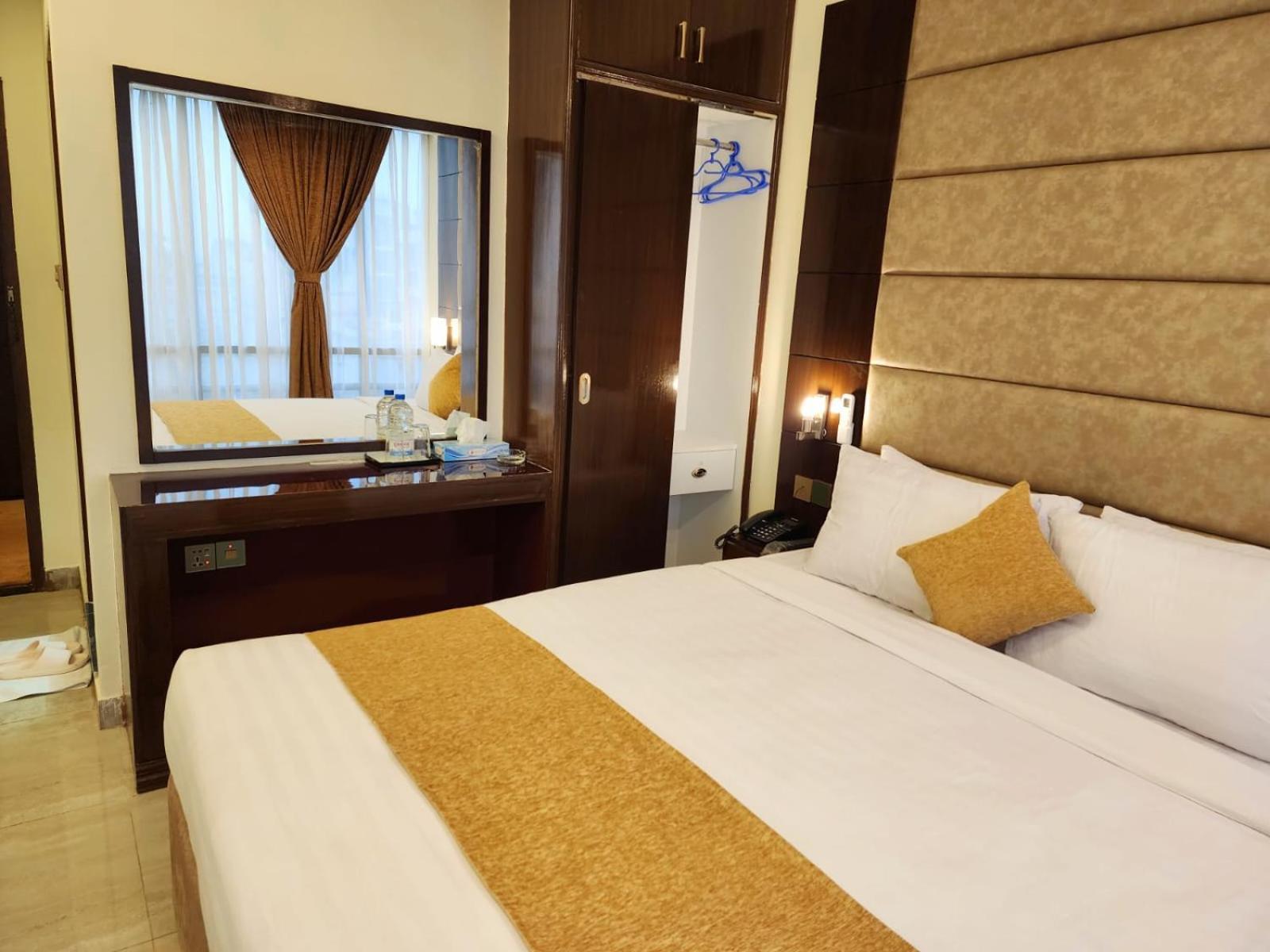White Park Hotel & Suites Chittagong Buitenkant foto