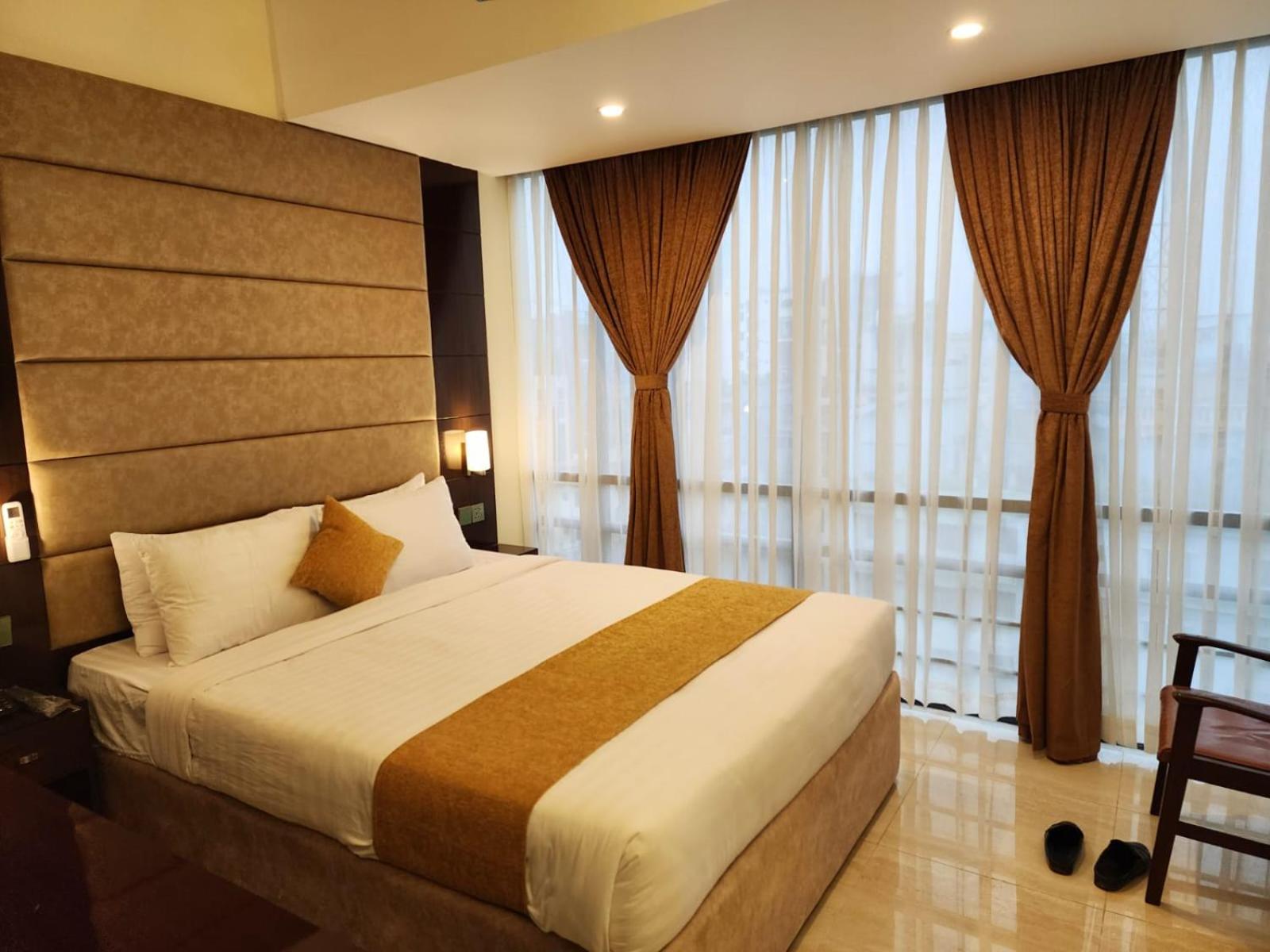 White Park Hotel & Suites Chittagong Buitenkant foto