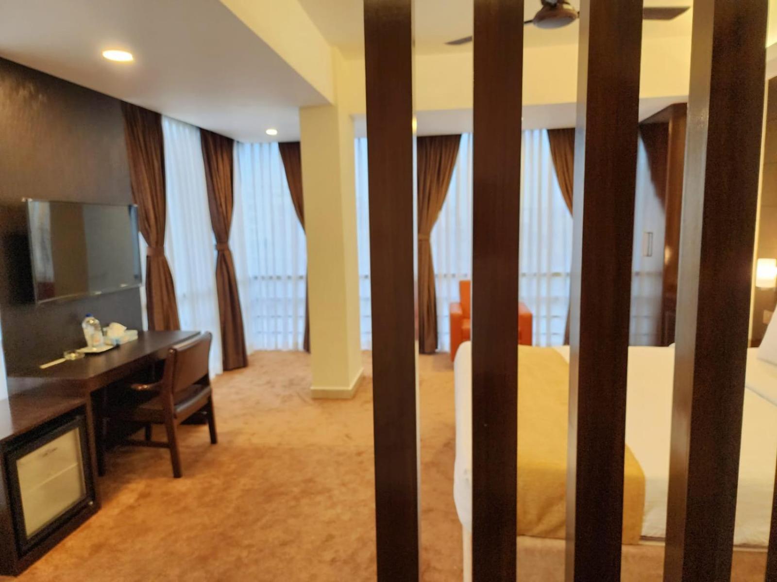White Park Hotel & Suites Chittagong Buitenkant foto