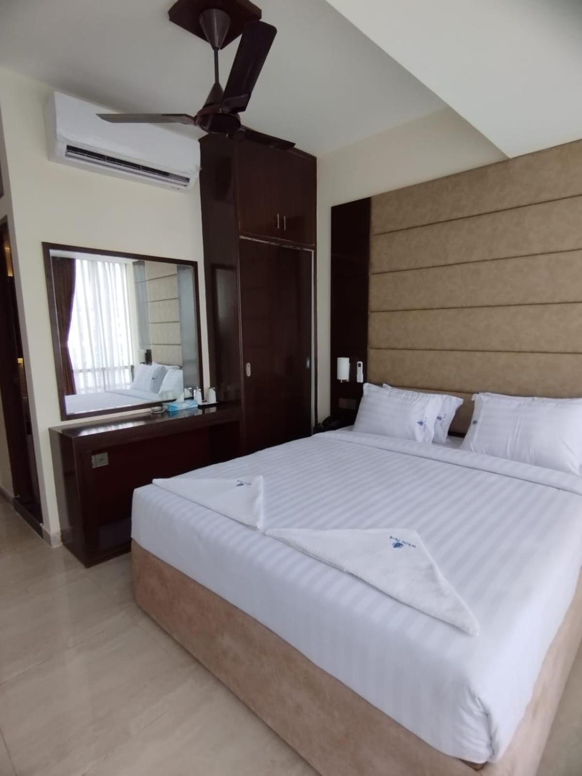 White Park Hotel & Suites Chittagong Buitenkant foto