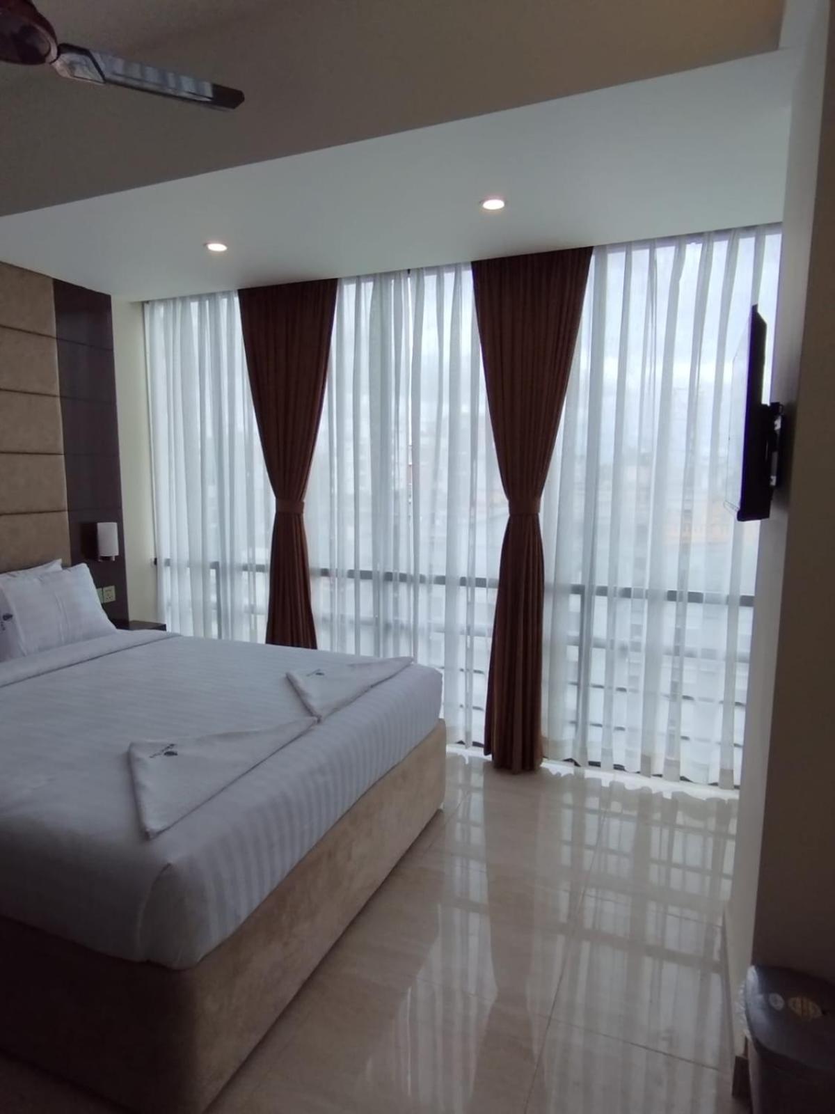 White Park Hotel & Suites Chittagong Buitenkant foto