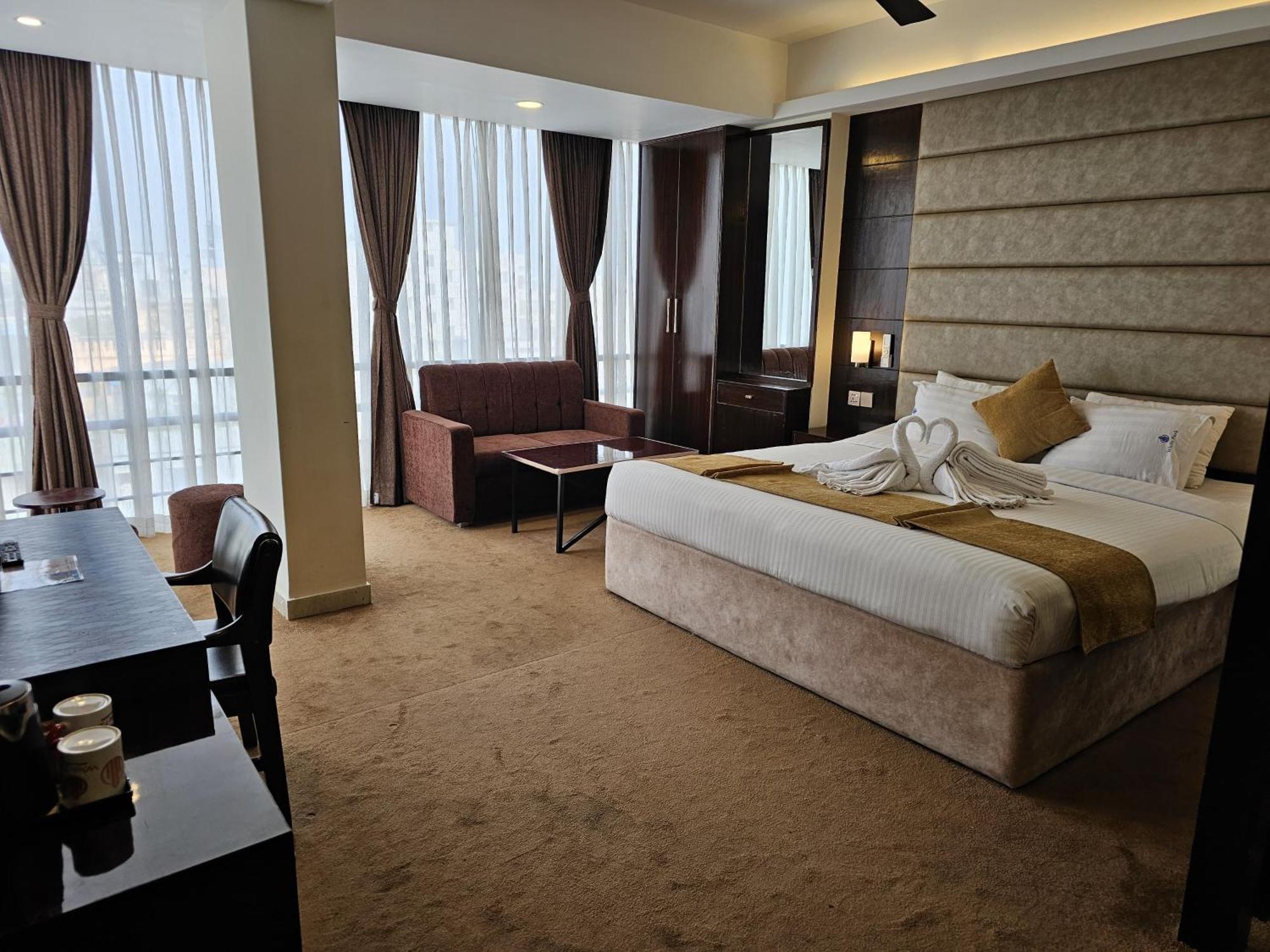 White Park Hotel & Suites Chittagong Buitenkant foto