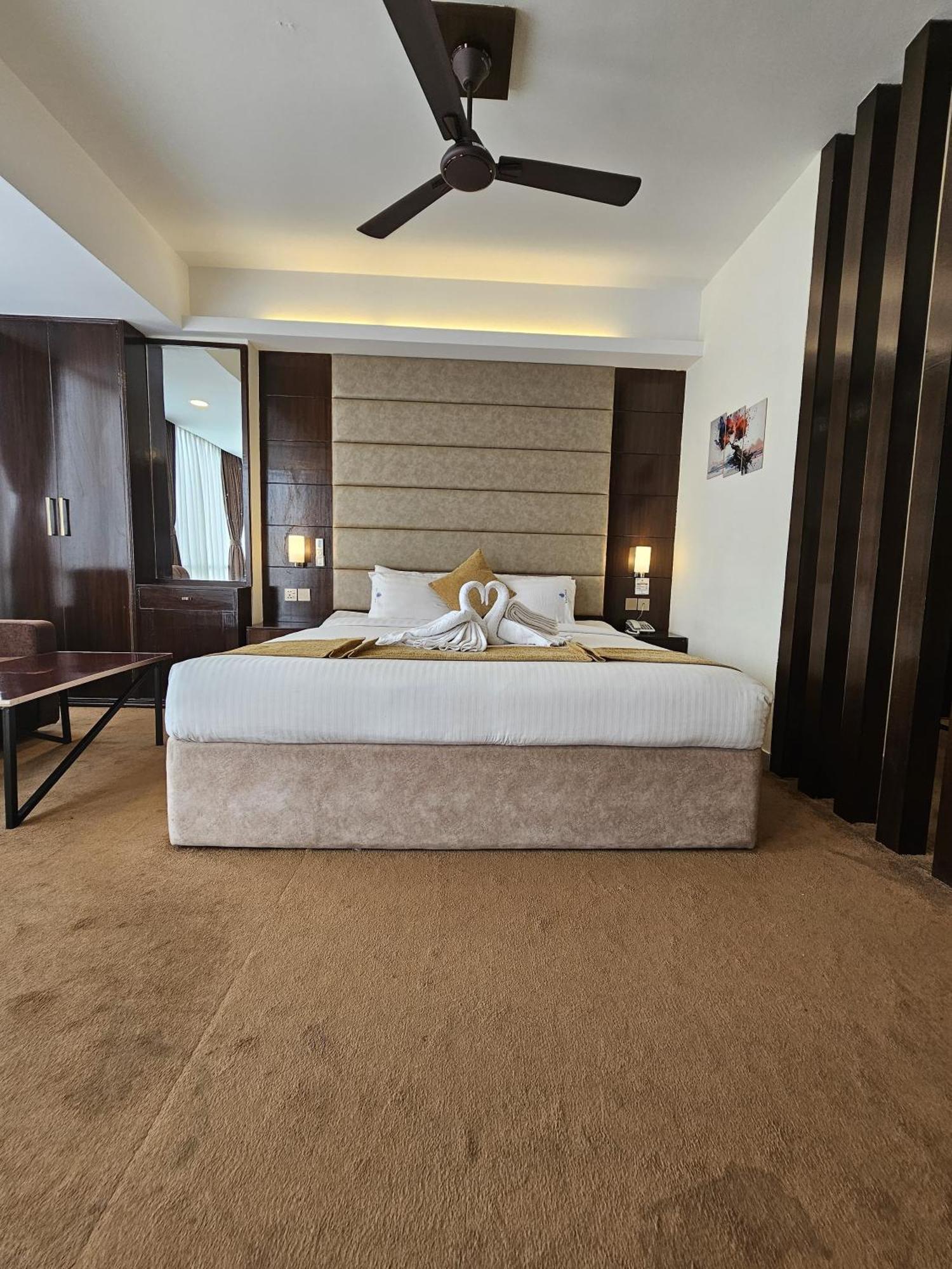 White Park Hotel & Suites Chittagong Buitenkant foto
