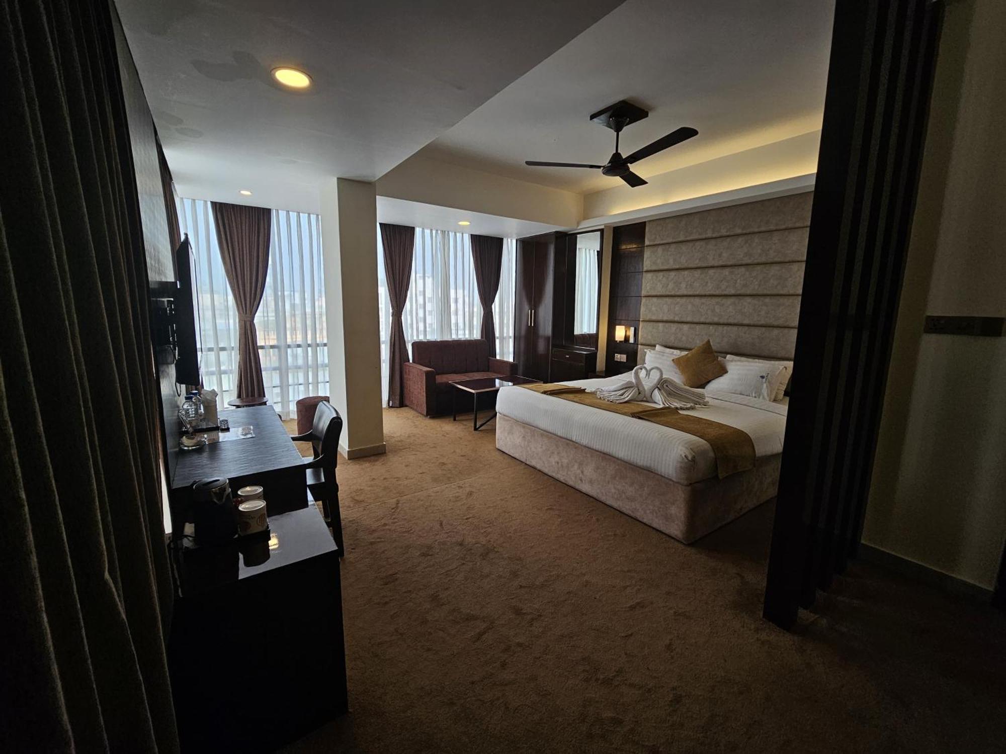 White Park Hotel & Suites Chittagong Buitenkant foto