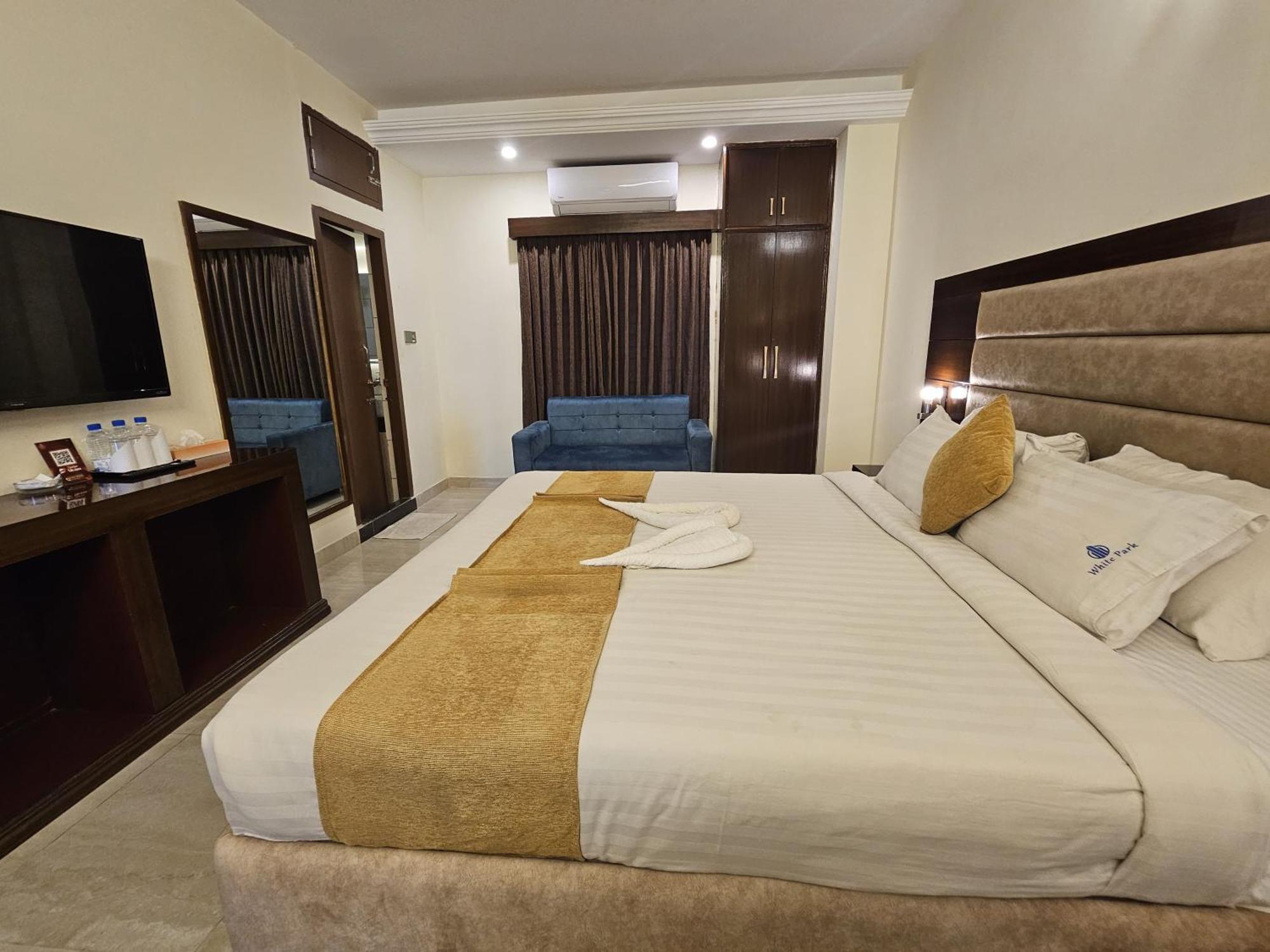 White Park Hotel & Suites Chittagong Buitenkant foto