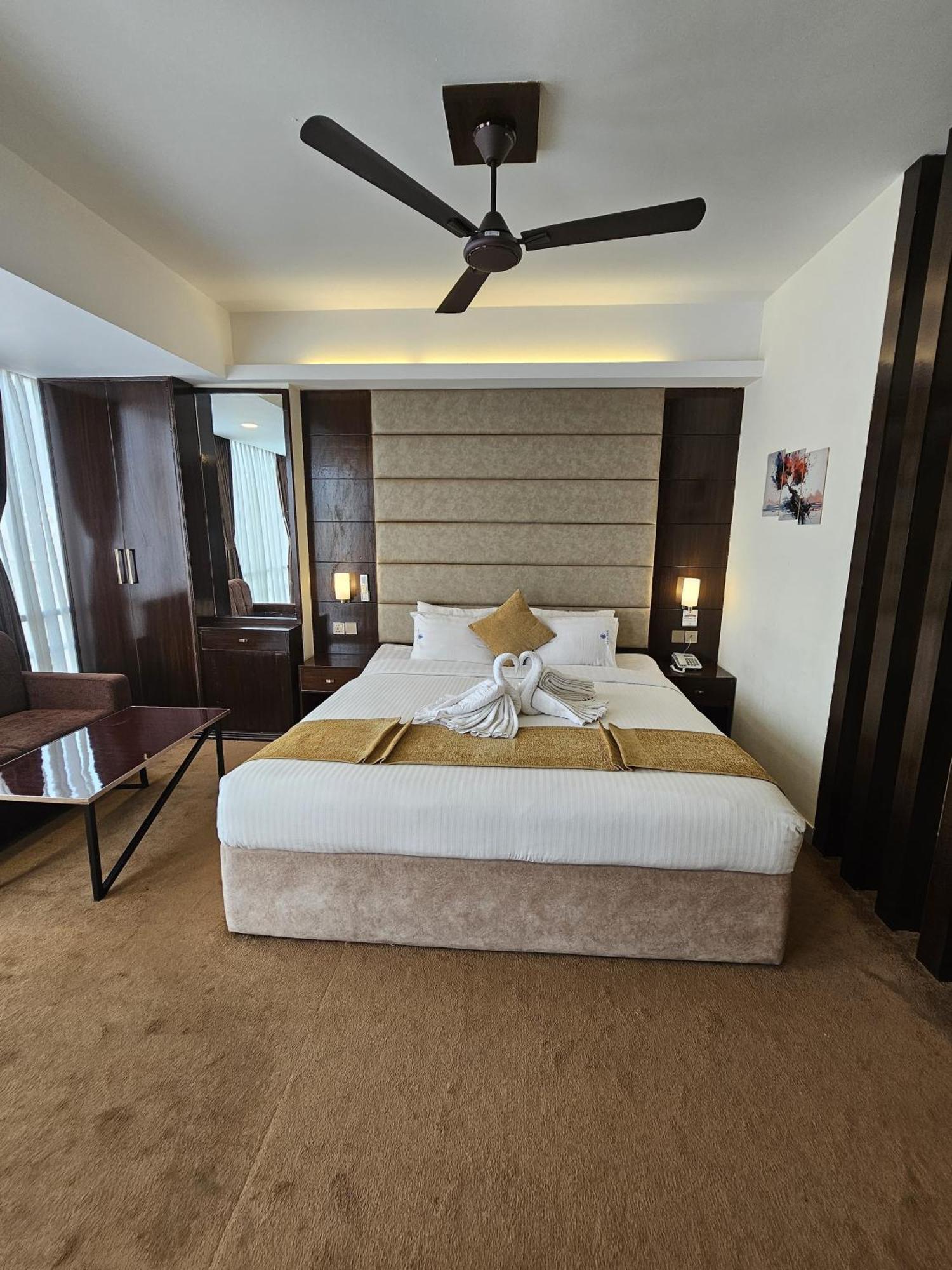 White Park Hotel & Suites Chittagong Buitenkant foto